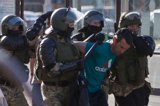 أفراد من شرطة روسيا البيضاء يعتقلون محتجا أثناء احتجاجات بالقرب من مكان لقي فيه محتج حتفه في العاصمة مينسك. تصوير: رويترز.
